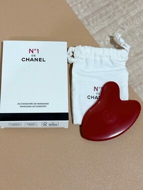 CHANEL N°1 Red Facial Massage Tool